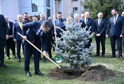 Bakan Yumaklı Kırklareli Valiliği bah&ccedil;esine fidan dikti
