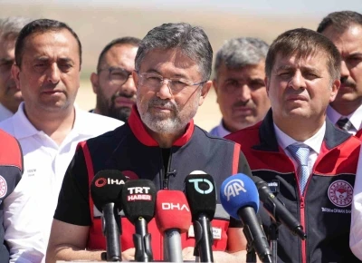Bakan Yumaklı, "r&uuml;zgar bizden yana" diyerek a&ccedil;ıkladı: "T&uuml;m zamanların rekorunu kırıyoruz"
