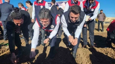 Bakan Yumaklı, Tunceli’de dağ sarımsağı ekti, balık yetiştiricileriyle bir araya geldi
