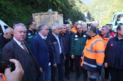 Bakanlar Abdulkadir Uraloğlu ve Aşkın Osman Bak Ayder Yaylası yolunda incelemelerde bulundu
