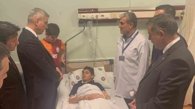 Bakanlar yaralı &ouml;ğrencileri ziyaret etti
