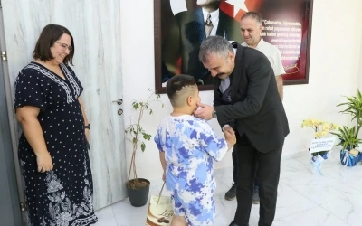 Bakanlığın Koruyucu Aile modeliyle bir &ccedil;ocuk daha yeni yuvasına kavuştu

