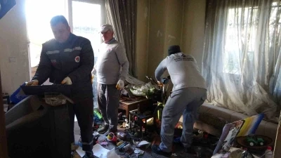 Bakımevine yerleştirilen yaşlı adamın evinden 2 kamyon &ccedil;&ouml;p &ccedil;ıktı
