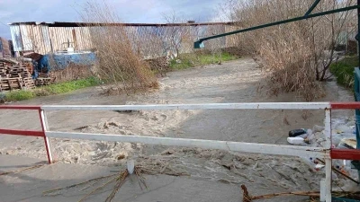 Bakır&ccedil;ay taştı, Soma&rsquo;da sokaklar sular altında kaldı
