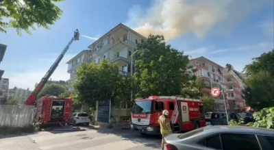Bakırk&ouml;y&rsquo;de 6 katlı binanın &ccedil;atısında yangın paniği

