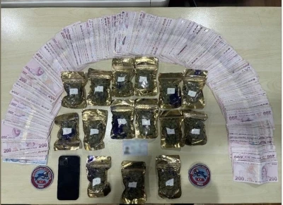 Bakırk&ouml;y&rsquo;de aracın torpidosunda zulalanmış uyuşturucu &ccedil;ıktı
