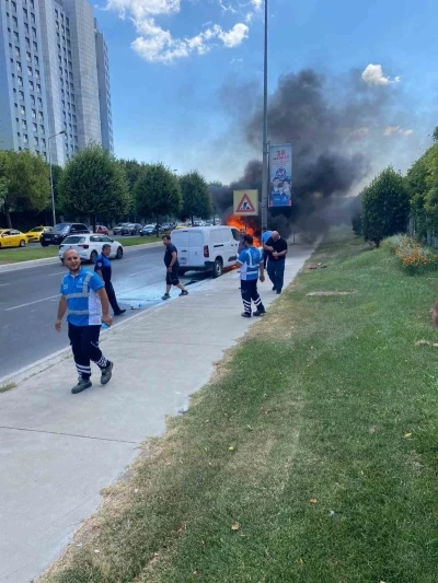 Bakırköy’de bir araç alev alev yandı
