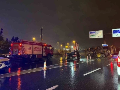 Bakırk&ouml;y&rsquo;de hafriyat kamyonu bariyere &ccedil;arparak devrildi: 2 yaralı
