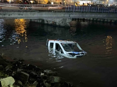 Bakırk&ouml;y&rsquo;de İBB&rsquo;ye ait zabıta aracı denize d&uuml;şt&uuml;
