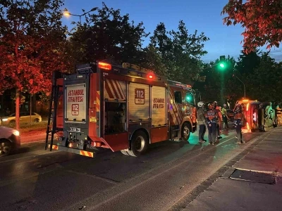 Bakırk&ouml;y&rsquo;de kaza yapan l&uuml;ks ara&ccedil; yan yattı: 2 yaralı
