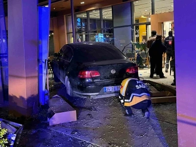 Bakırk&ouml;y&rsquo;de kontrolden &ccedil;ıkan ara&ccedil; kafeye daldı: 6 yaralı
