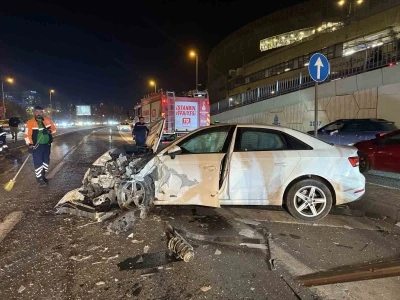 Bakırköy’de kontrolden çıkan otomobil karşı şeritteki araca çarptı
