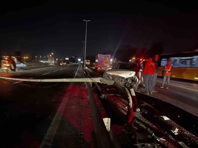 Bakırk&ouml;y&rsquo;de otomobil bariyerlere &ccedil;arptı: 2 yaralı
