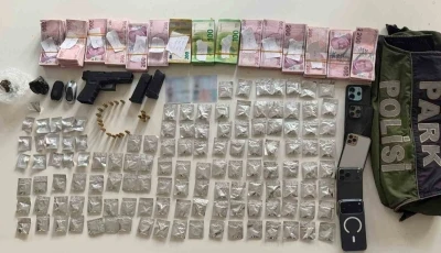 Bakırk&ouml;y&rsquo;de otomobilde uyuşturucu d&uuml;zeneği: 4 ş&uuml;pheli tutuklandı
