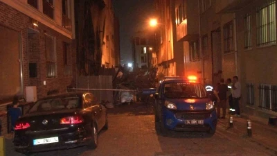 Bakırköy’de tarihi ahşap binada çökme meydana geldi
