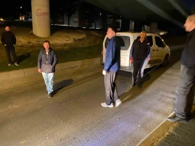 Bakırk&ouml;y&rsquo;de yolda kalan ara&ccedil; trafiği kilitledi: Yolcularla s&uuml;r&uuml;c&uuml; arasında tartışma kamerada
