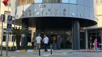 Bal&ccedil;ova Belediye Başkanı Onur Yiğit ve 2 ş&uuml;pheli adliyeye sevk edildi
