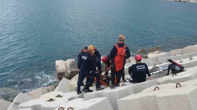 Balık tutmak i&ccedil;in gittiği dalga kıranda d&uuml;şerek mahsur kaldı

