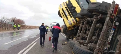 Balık yemi y&uuml;kl&uuml; tır devrildi
