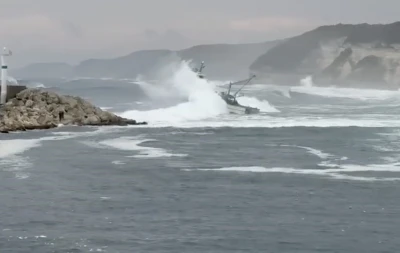 Balıkçı teknesinde dev dalgalarla mücadelesi: Kıyıköy’de yürekleri ağza getiren anlar
