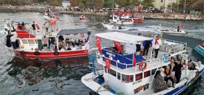 Balıkçılar av sezonunun açılmasını teknelerde meşale yakarak kutladı
