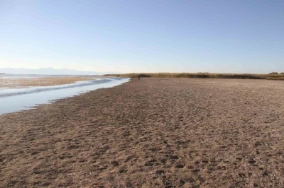 Balıkçıların ağ attığı kuruyan göldeki toprak parçalarında şimdi yürüyüş yapılıyor
