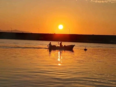 Balık&ccedil;ıların g&uuml;n batımı mesaisi
