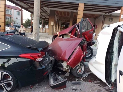 Balıkesir 4 aracın karıştığı zincirleme trafik kazası; 1 yaralı
