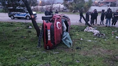 Balıkesir &Ccedil;evre Yolu&rsquo;nda takla atan otomobil yan yattı: 2 yaralı
