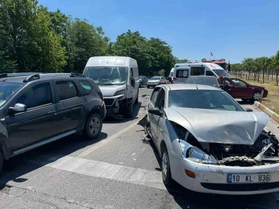 Balıkesir&rsquo;de 6 ara&ccedil; zincirleme kaza yaptı; 2 yaralı
