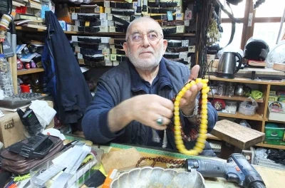 Balıkesir&rsquo;de 71 yaşındaki Cevat Dede tespih dizerek para kazanıyor

