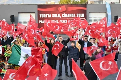 Balıkesir&rsquo;de 9 &uuml;lkenin &ccedil;ocukları aynı sahnede buluştu
