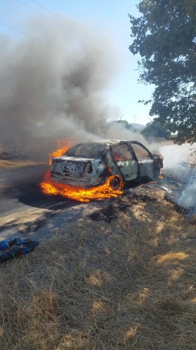 Balıkesir’de araç yangını ormana sıçramadan söndürüldü
