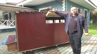 Balıkesir&rsquo;de bir bakkal gezen tavuk k&uuml;mesi yaptı
