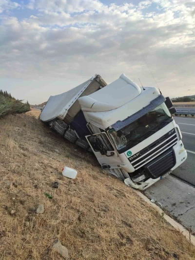 Balıkesir’de Bulgaristan plakalı tır yan yattı
