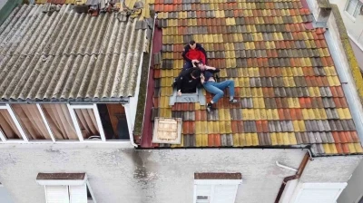 Balıkesir&rsquo;de &ccedil;atıya &ccedil;ıkan adamı polis ve itfaiye ekipleri indirdi
