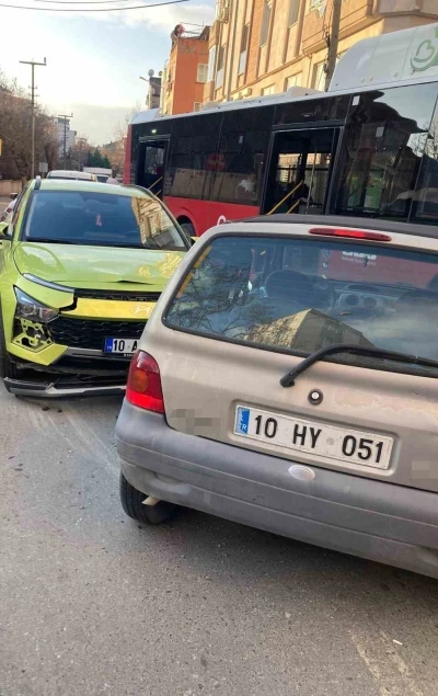 Balıkesir&rsquo;de &ccedil;ift taraflı trafik kazası: 2 yaralı
