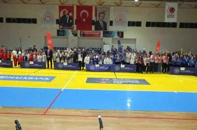 Balıkesir&rsquo;de &Ccedil;ocuk Sporları Şenliği &ouml;d&uuml;l t&ouml;reni ile tamamlandı
