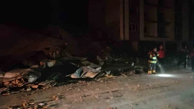 Balıkesir’de depremde bir bina yıkıldı
