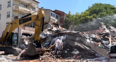 Balıkesir’de depremde yıkılan 3 katlı binanın enkaz kaldırma çalışmaları başladı
