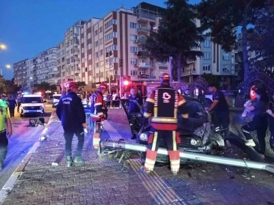 Balıkesir&rsquo;de istinat duvarına &ccedil;arpan otomobilin s&uuml;r&uuml;c&uuml;s&uuml; &ouml;ld&uuml;
