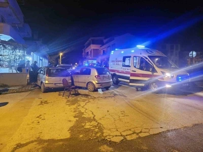 Balıkesir&rsquo;de kavşakta 3 ara&ccedil; kaza yaptı
