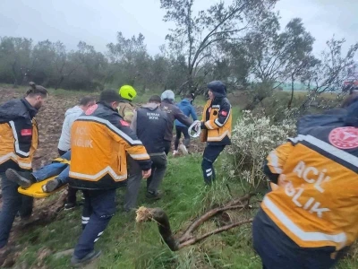 Balıkesir&rsquo;de kontrolden &ccedil;ıkan otomobil zeytinliğe savruldu: 1 yaralı
