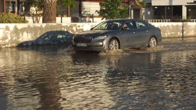 Balıkesir&rsquo;de lodos denizi taşırdı, yollar g&ouml;le d&ouml;nd&uuml;
