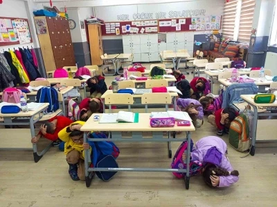 Balıkesir’de okullarda deprem tatbikatı gerçekleştirildi
