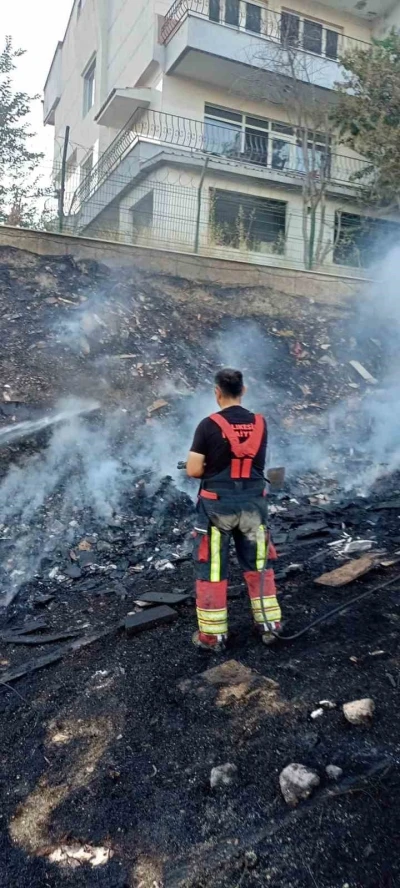 Balıkesir&rsquo;de ot ve &ccedil;&ouml;p yangını mahalleyi tehdit etti

