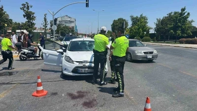 Balıkesir&rsquo;de otomobil motosiklete &ccedil;arptı: 1 yaralı
