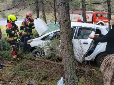 Balıkesir&rsquo;de otomobil ormanlık alana u&ccedil;tu: 2 yaralı
