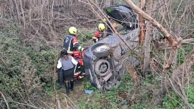 Balıkesir&rsquo;de otomobil şarampole u&ccedil;tu: Anne ve kızı yaralandı
