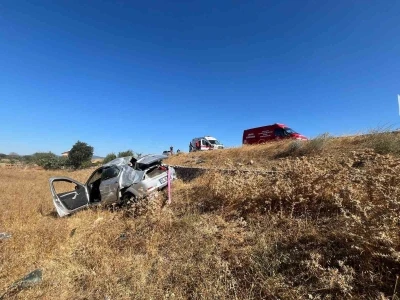 Balıkesir’de otomobil tarlaya uçtu; 2 yaralı
